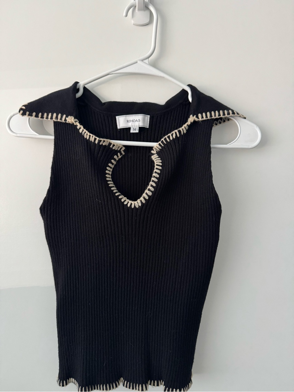 Rihoas Black Ribbed Sleeveless Sweater Top with Contrast Stitching